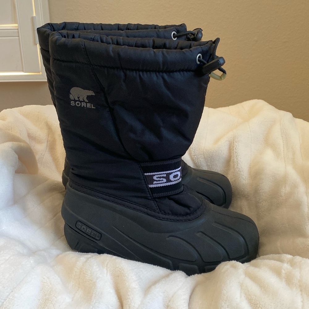 Sorel snow boots size 1 kids black unisex.